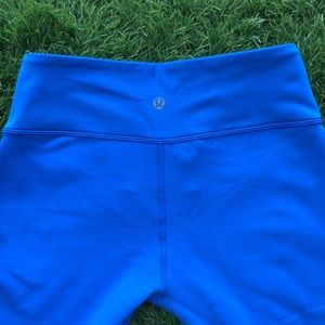 Blue/black Lululemon reversible capri pants size 8